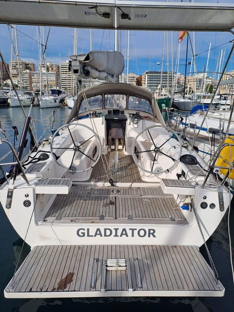 PALMA BAY : 4 HOUR PRIVATE TOUR WITH SAILING BOAT - Accessibility