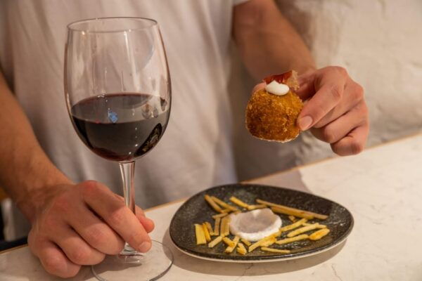 Palma De Mallorca: Gourmet Tapas and Wine Tour - Accessibility and Assistance