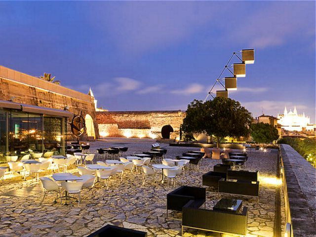 Palma De Mallorca: Old Town Atmospheric Evening Tour - Engaging Local Expert Exploration