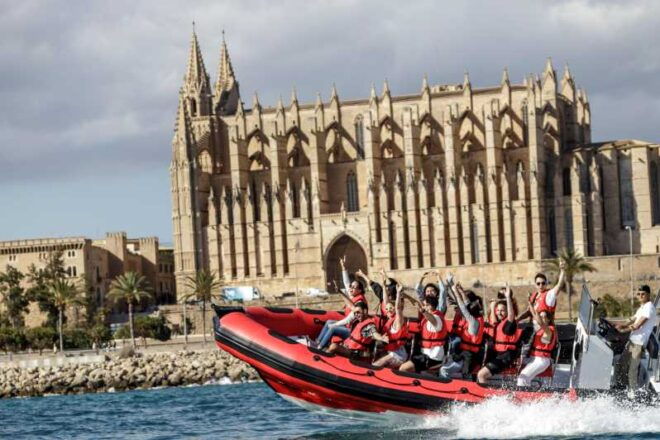 Palma De Mallorca: Sightseeing Speedboat Tour With Pickup - Safety Considerations