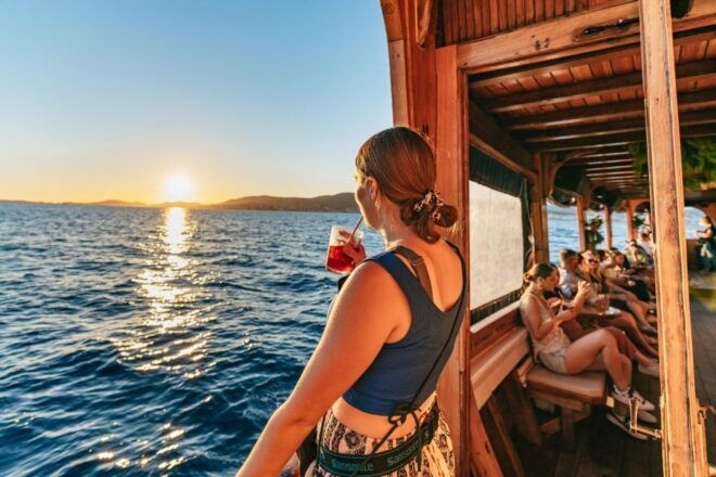 Palma De Mallorca: Sunset Boat Tour With DJ and Dance Floor - Full Description