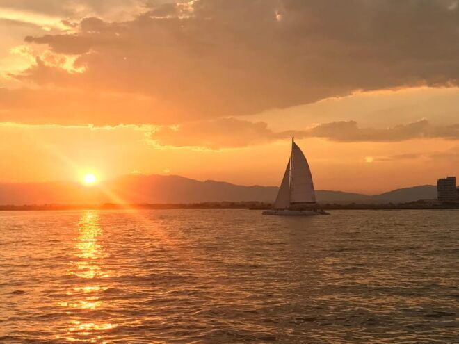 Palma De Mallorca: Sunset Sailing Catamaran Trip With Drink - Meeting Point and Participants