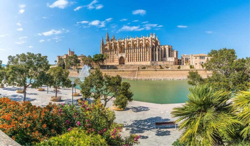 Palma de Mallorca: Walking Tour and Cathedral with Pastry - Visiting Lonja de Mallorca & Hidden Gems