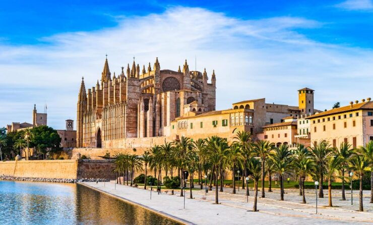 Palma De Mallorca: Walking Tour With Audio Guide on App - Highlights of the Experience