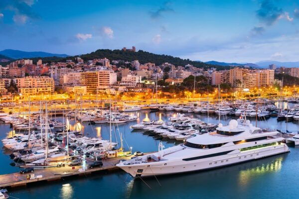 Palma De Mallorca: Walking Tour With Audio Guide on App - Exploring Palma De Mallorcas Landmarks