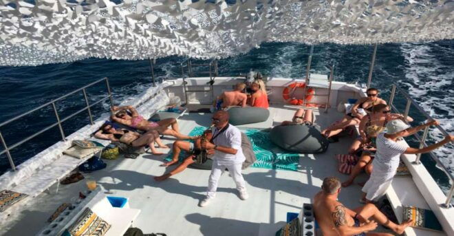 Palma: Punta Negra and Ses Illetes Boat Trip With Live Music - Onboard Activities and Amenities