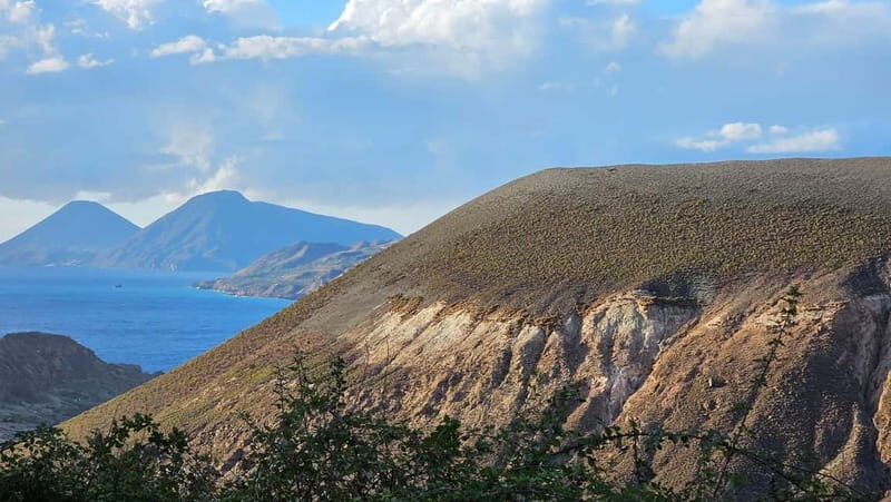 Panoramic tour of the island of Vulcan - Additional Details and Practical Tips