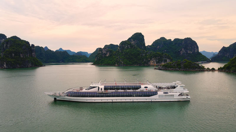 Paradise Delight Day Cruise: Ha Long Bay, Sung Sot, Ti Top - Ti Top Island: choose the summit or the sand