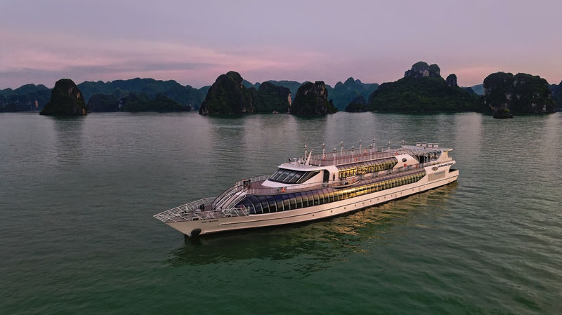 Paradise Delight Day Cruise: Ha Long Bay, Sung Sot, Ti Top - Afternoon tea, music, and the return to port
