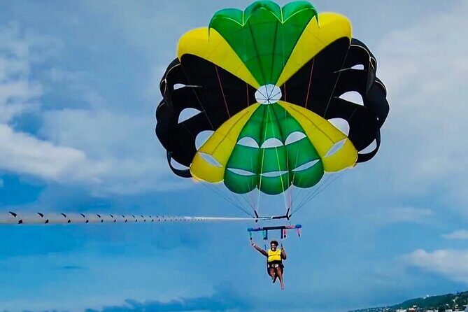 Parasailing activity in Montego Bay with lunch and transfer - Exploring Parasailing in Montego Bay: A Blend of Adventure, Comfort, and Authentic Jamaican Vibes