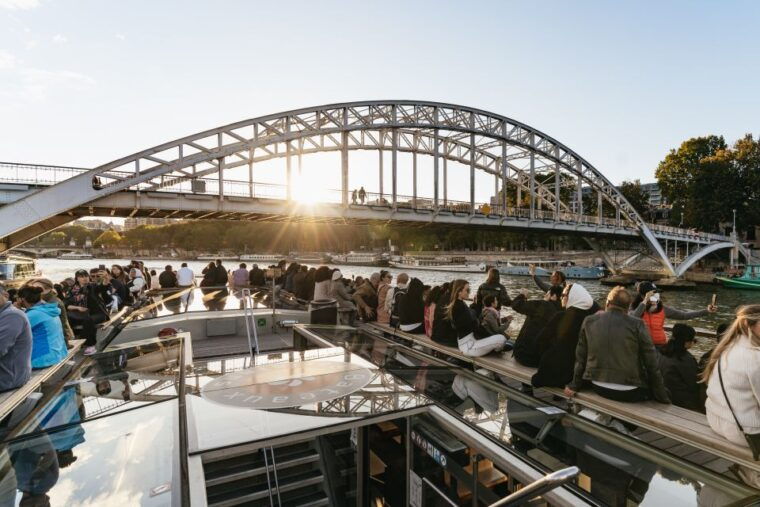 Paris: 1-Hour Sightseeing Cruise and 3-Course Bistro Dinner - Accessibility and Additional Information