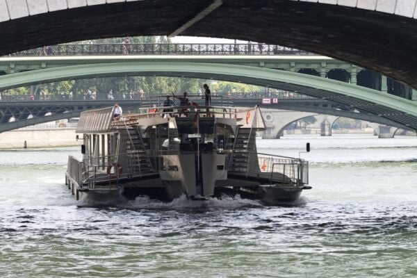 Paris: 1-Hour Sightseeing Cruise and Bistro Lunch - Review Summary