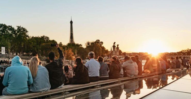 Paris: 1-Hour Sightseeing Cruise With Bistro Dinner - Experience Highlights