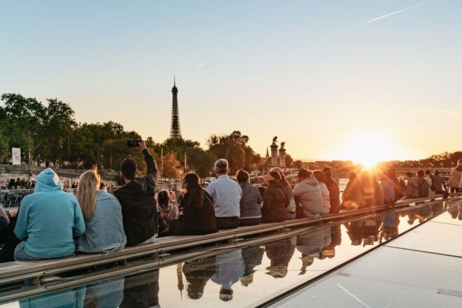 Paris: 1-Hour Sightseeing Cruise With Bistro Dinner - Inclusions