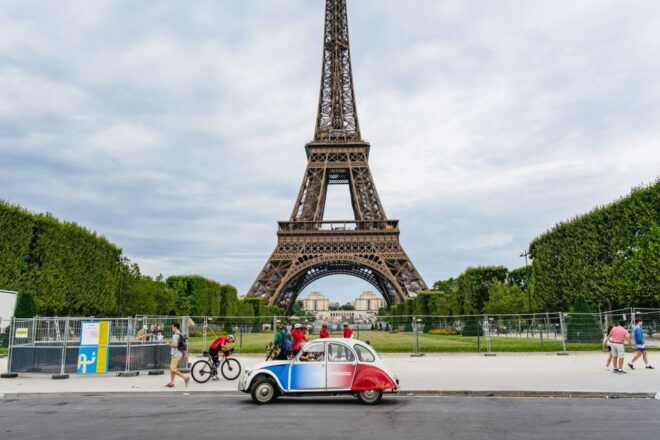 Paris: 1-Hour Vintage Citroen 2CV Tour - Personalized Experience With a Beret-Wearing Driver