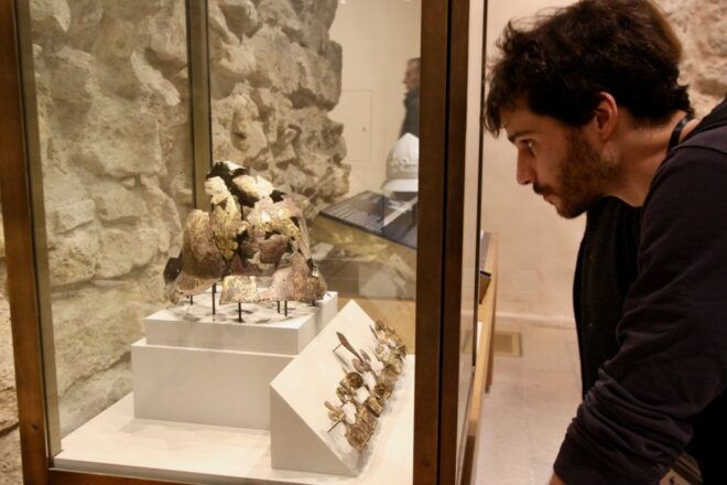 Paris: 2-Hour Guided Tour Through the Louvre - Selecting Participants and Date