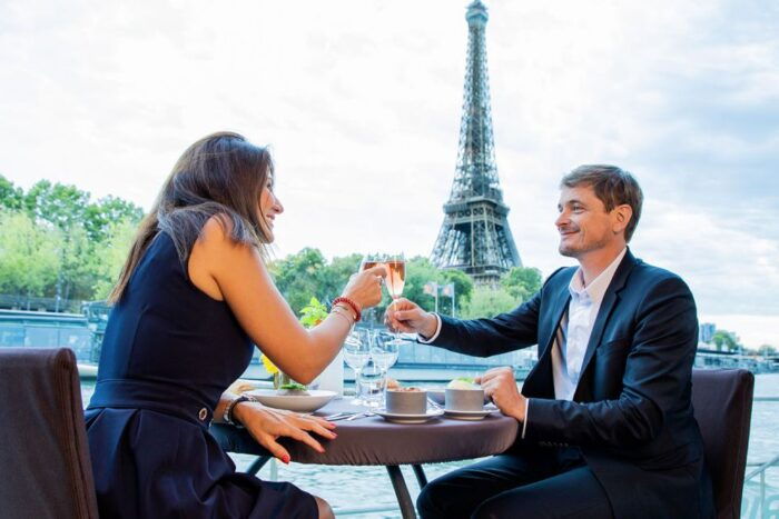 Paris: 3-Course-Dinner Cruise With Wine on the Seine River - Dress Code and Recommendations