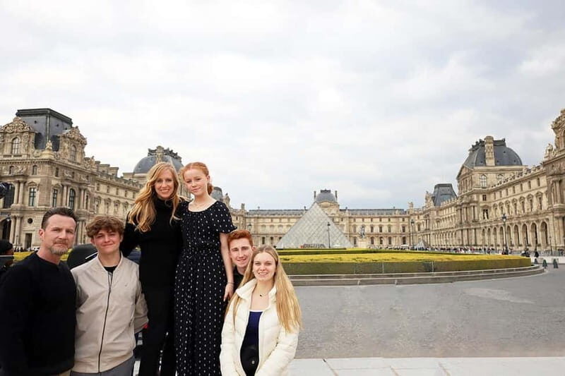 Paris: 6 hours PRIVATE tour in a van - photoshoot included - Exploring Paris in Comfort and Style