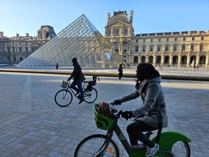 Paris Before the Crowds: Sunrise Bike Tour With Breakfast - Indulging in an Authentic French Breakfast