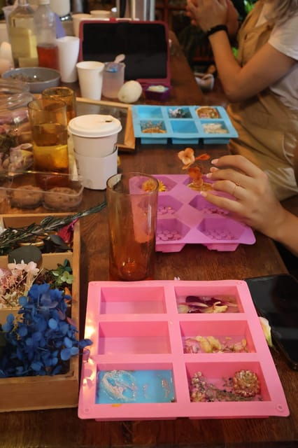 Paris: Botanical Handmade Soap Workshop (Melt and Pour Soap) - Instructor Expertise