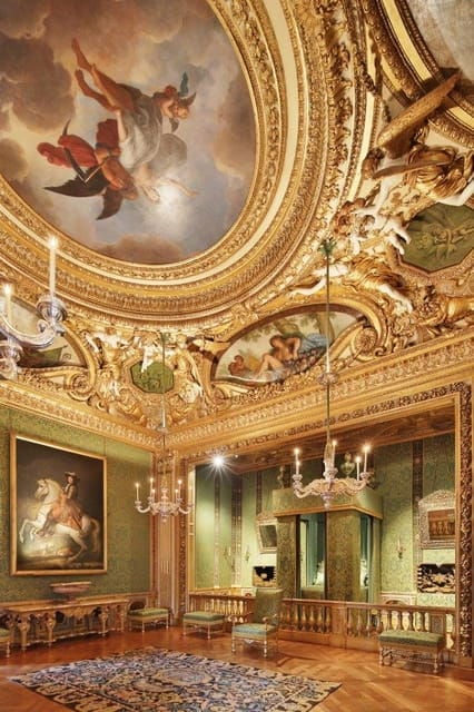 Paris: Candlelit Dinner at Vaux-le-Vicomte by Limousine - Magical Fireworks Display