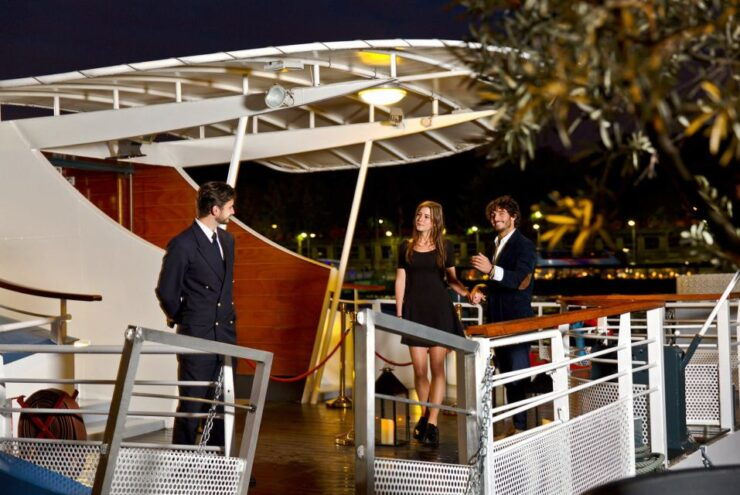 Paris: Christmas Lunch or Dinner Cruise on the Seine River - Activity Details