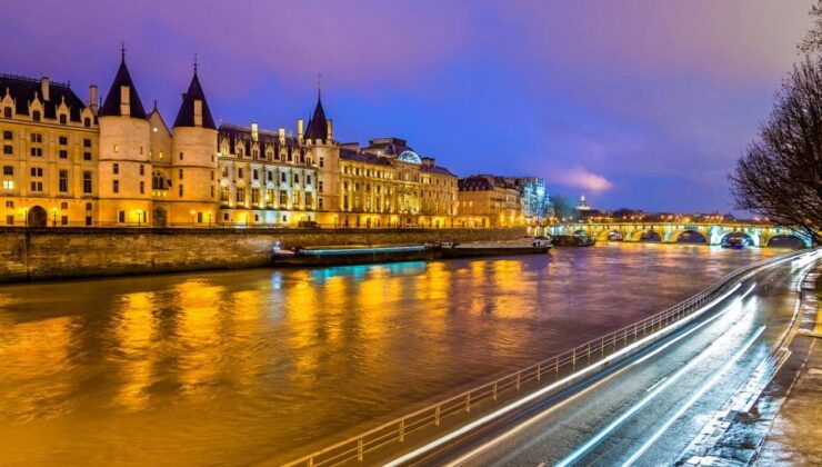 Paris: Christmas Lunch or Dinner Cruise on the Seine River - Christmas Dining Options in Paris