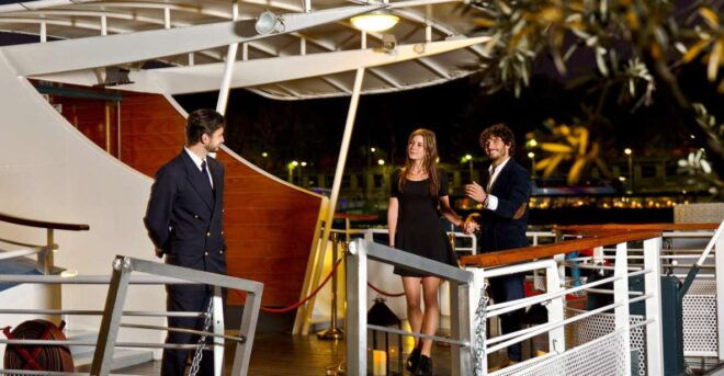 Paris: Christmas Lunch or Dinner Cruise on the Seine River - Important Information