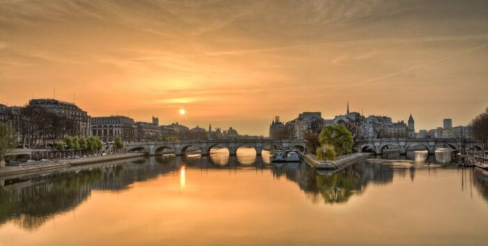 Paris: City Walk and Louvre Museum Tour - Reserved Entry to the Louvre Museum