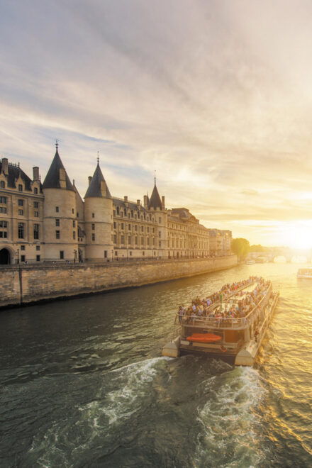 Paris: Dinner at The Eiffel Tower & Cruise - Dinner at Madame Brasserie