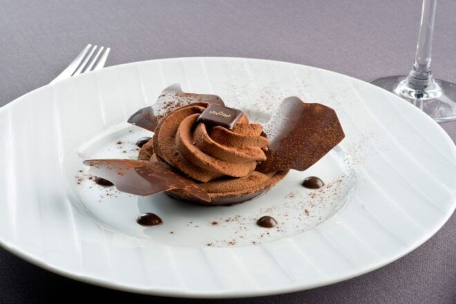 Paris: Dinner Cruise on the Seine River at 6:15 PM - Multilingual Host and Wheelchair Accessibility