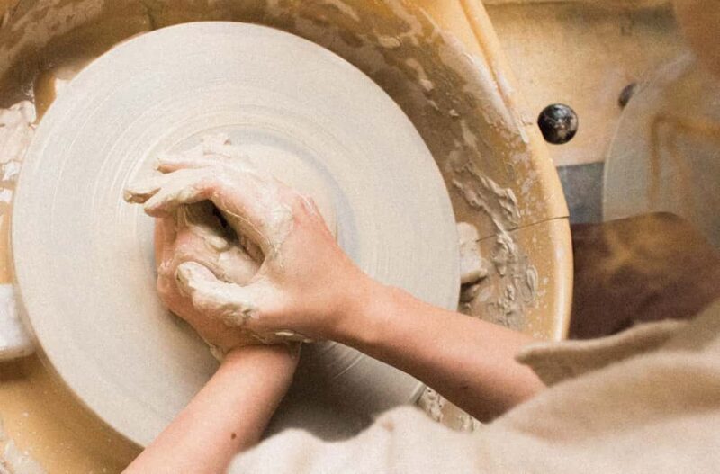 Paris : Discover the potter's wheel with Lucie. - Paris : Discover the potters wheel with Lucie.  