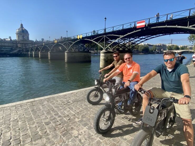 Paris: Eiffel Tower and Notre Dame Night Tour by E-Bike - Night Cycling Experience
