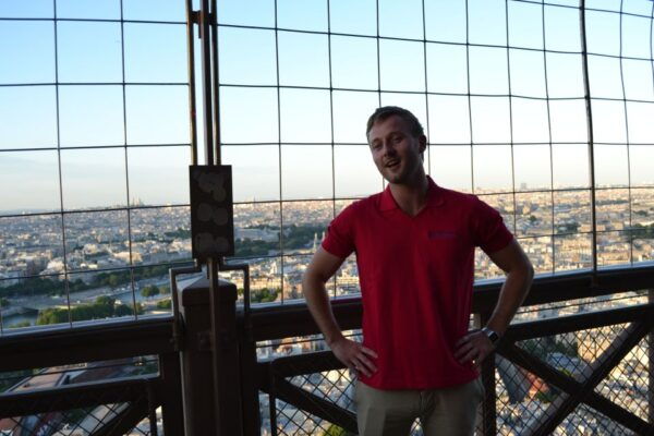 Paris: Eiffel Tower Guided Tour With Direct Access & Summit - Knowledgeable Tour Guides