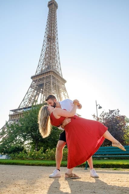 Paris: Eiffel Tower Street Photoshoot - Capturing Your Memories