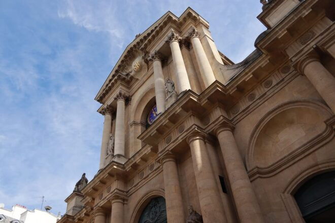 Paris: Evening Tour and Picnic With Champagne in Park - Inclusions and Amenities