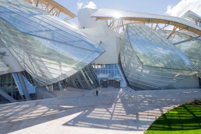 Paris: Fondation Louis Vuitton Premium Access Ticket - Visitor Experience and Amenities