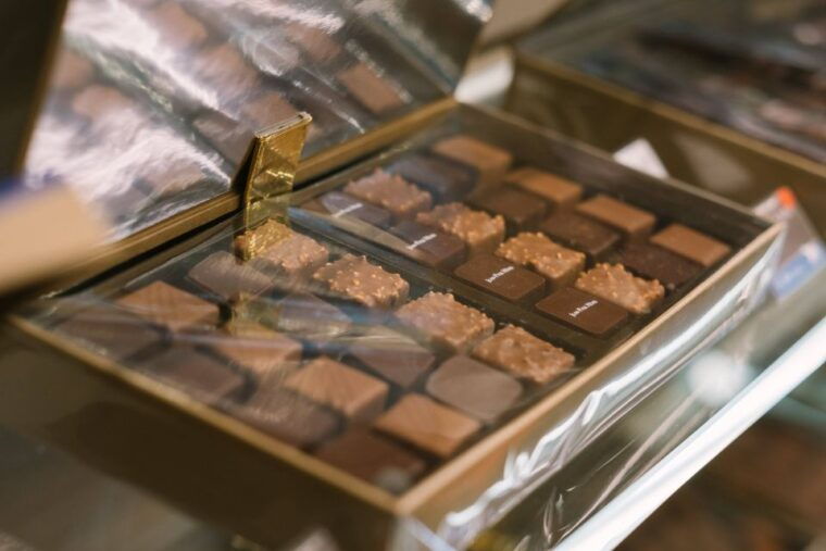 Paris: Food and Wine Tasting Walking Tour in Le Marais - Important Information and Restrictions