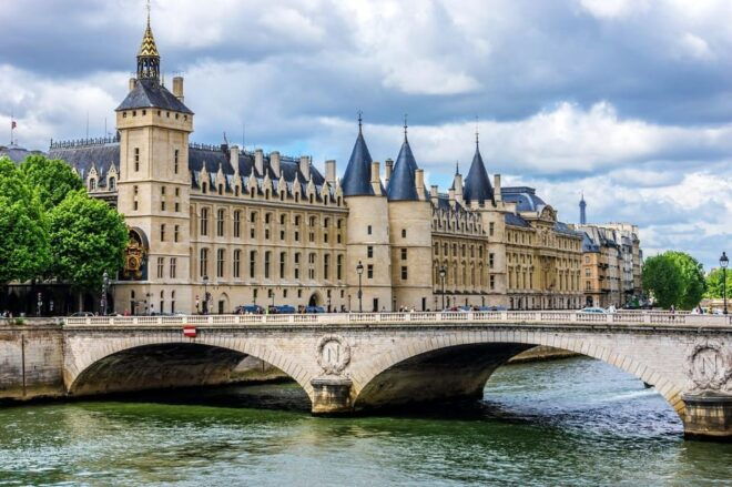 Paris: Free Audioguides in Multiple Languages! - Languages Available