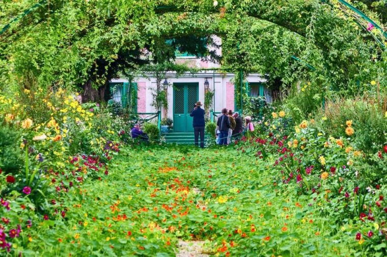 Paris: Giverny Private Half-Day Trip to Monets Garden - Exploring Monets House and Gardens