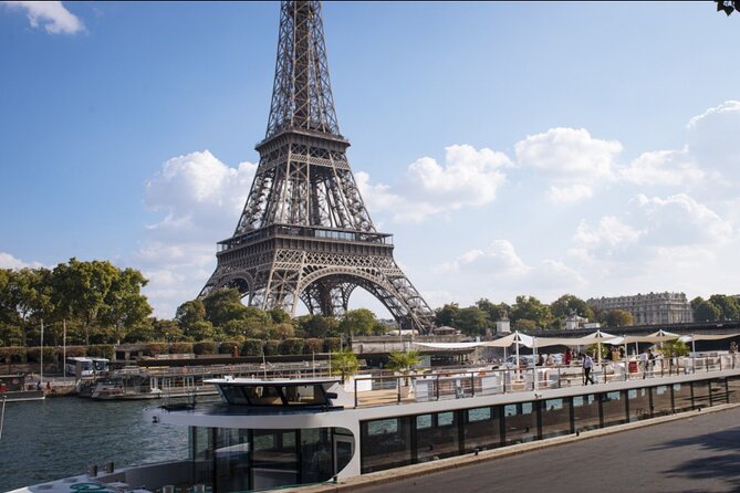 Paris Gourmet Dinner Seine River Cruise With Singer and DJ Set - Boat Features and Amenities