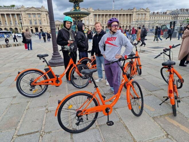 Paris: Guided Bike or E-Bike Tour to 25 City Highlights - Live Guide and Language Options