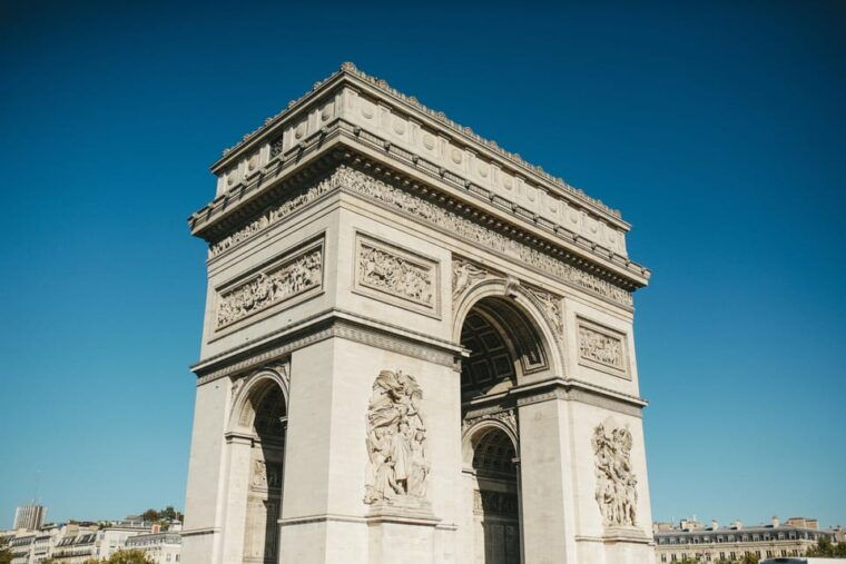 Paris: Guided Tour in a Vintage Land Rover - Discover Iconic Paris Monuments
