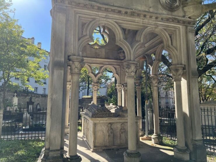 Paris: Haunted Père Lachaise Cemetery Guided Tour - Famous Graves and Ghostly Tales