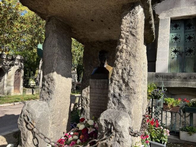 Paris: Haunted Père Lachaise Cemetery Guided Tour - Celebrity Resting Places and Strange Cults
