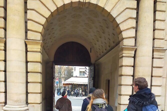 Paris Hidden Gems Small Group or Private Tour Options in Le Marais - Meeting and Pickup Details