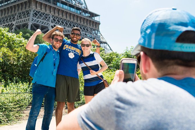 Paris Highlights Bike Tour With Eiffel Tower, Louvre and Notre-Dame - Meeting and Pickup Information