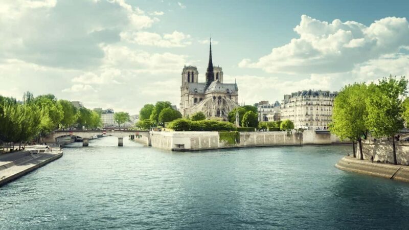 Paris : Historic Heart of Paris: Île de la Cité Walking Tour - A Deep Dive into the Parisian Experience