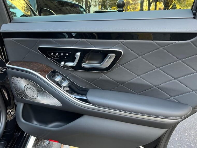 Paris: Historic Monuments Private Mercedes Limousine Charter - Comfort and Convenience With Private Charter