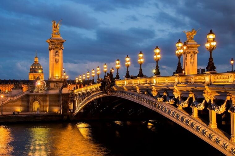 Paris: Illuminated Walking Tour - Meeting Points and Accessibility